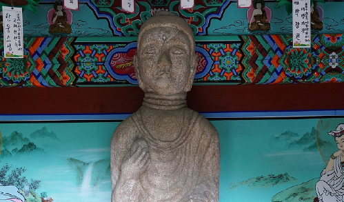 용덕사 석조여래입상의 얼굴 부분